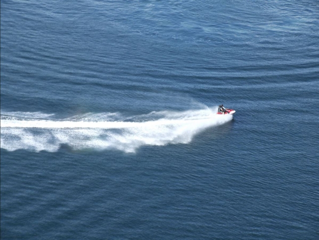  Scia della moto d'acqua 